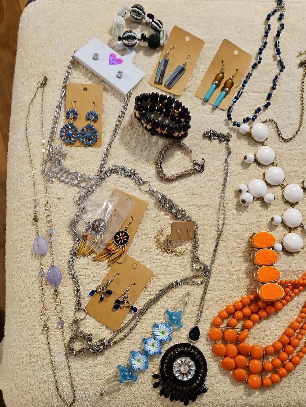 Mystery Bundle 3 pieces of Jewelry. NO CANCELLATIONS ON ACCIDENTAL BIDS - Picture 4 of 17